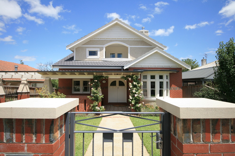 Exempel på ett amerikanskt hus, med tre eller fler plan, tegel, sadeltak och tak med takplattor