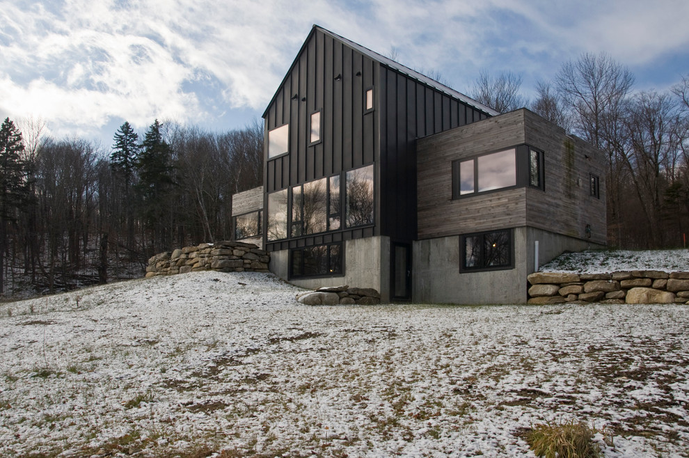 Ispirazione per la facciata di una casa contemporanea con rivestimento in metallo e abbinamento di colori