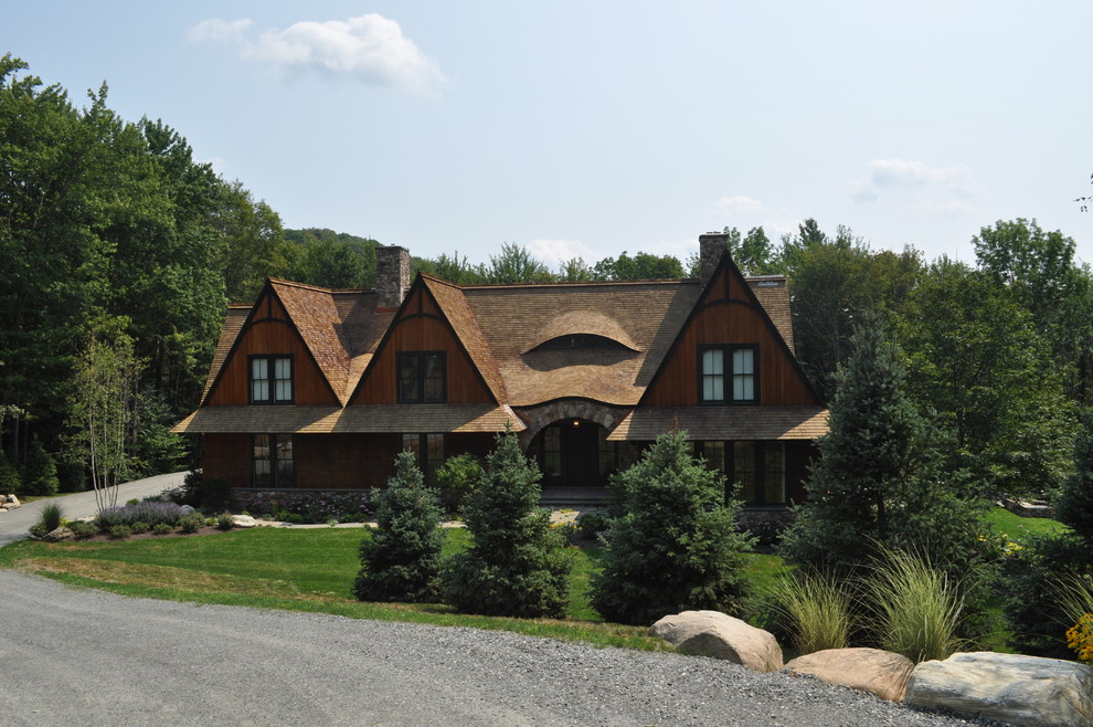 Exemple d'une grande façade de maison verte montagne en bois à un étage.