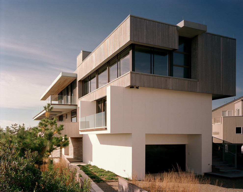 Exemple d'une façade de maison tendance de taille moyenne et à deux étages et plus.
