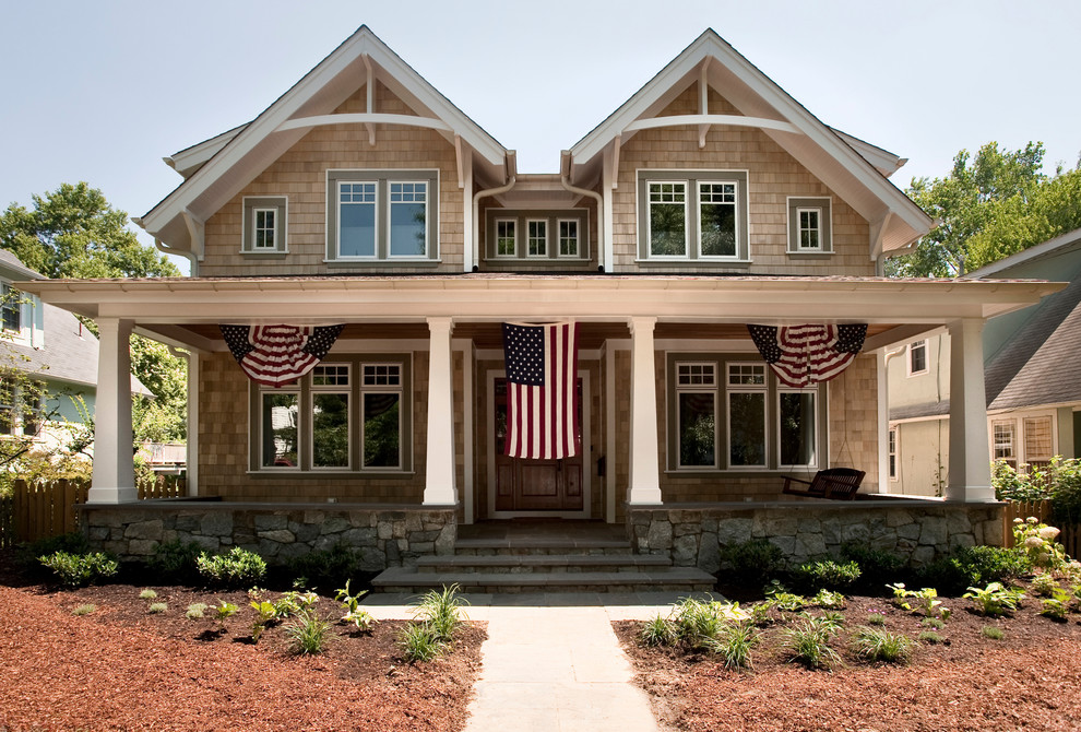 Foto della facciata di una casa bianca american style a due piani di medie dimensioni con rivestimento in legno e tetto a capanna