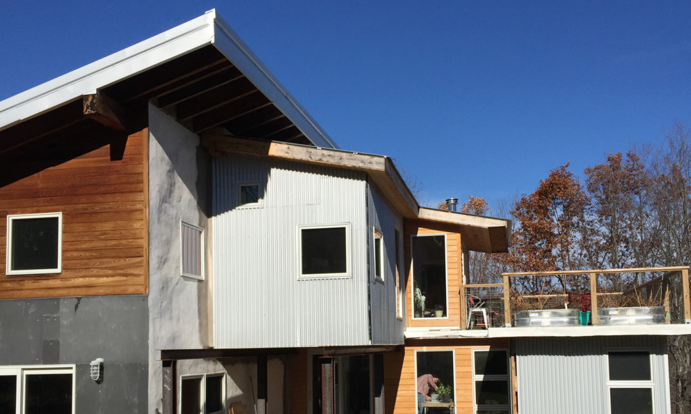 Aménagement d'une petite façade de maison container multicolore éclectique à un étage avec un revêtement mixte, un toit en appentis et un toit en métal.