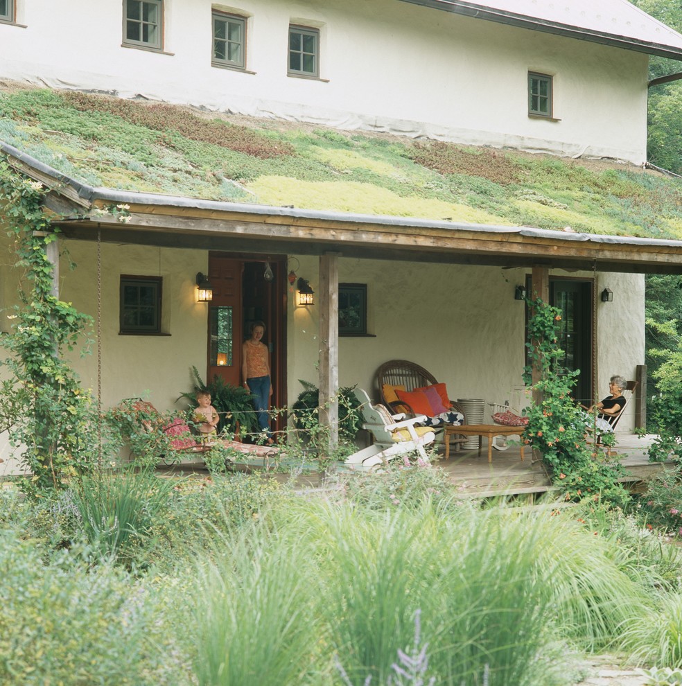 Foto della facciata di una casa beige country a due piani di medie dimensioni con rivestimento in stucco