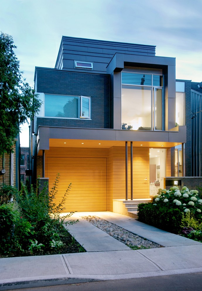 Cette photo montre une façade de maison tendance à deux étages et plus avec un revêtement mixte.