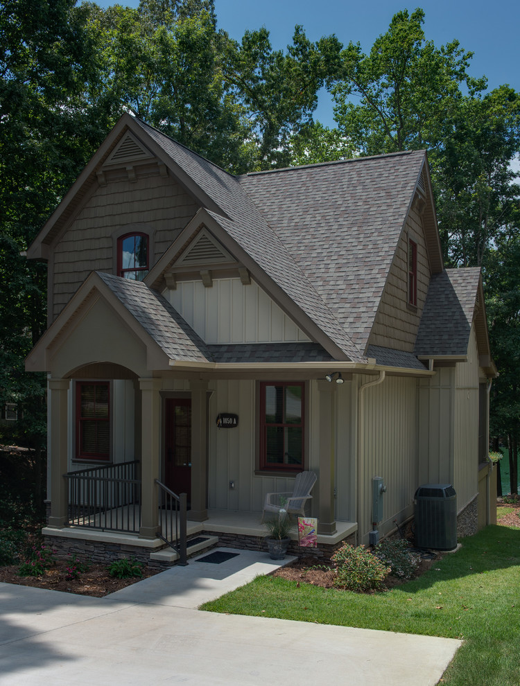 Стильный дизайн: маленький, трехэтажный, коричневый дом в стиле кантри с облицовкой из винила для на участке и в саду - последний тренд