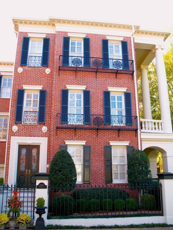 Großes, Dreistöckiges Klassisches Haus mit Backsteinfassade, roter Fassadenfarbe und Flachdach in Atlanta