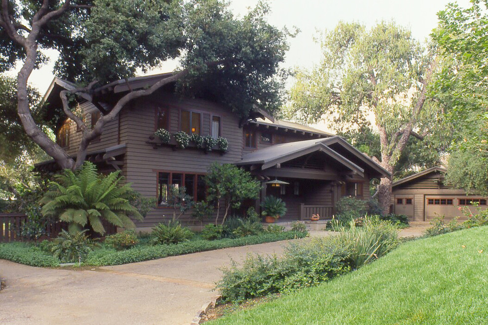 На фото: большой, двухэтажный, деревянный, зеленый дом в стиле кантри с двускатной крышей