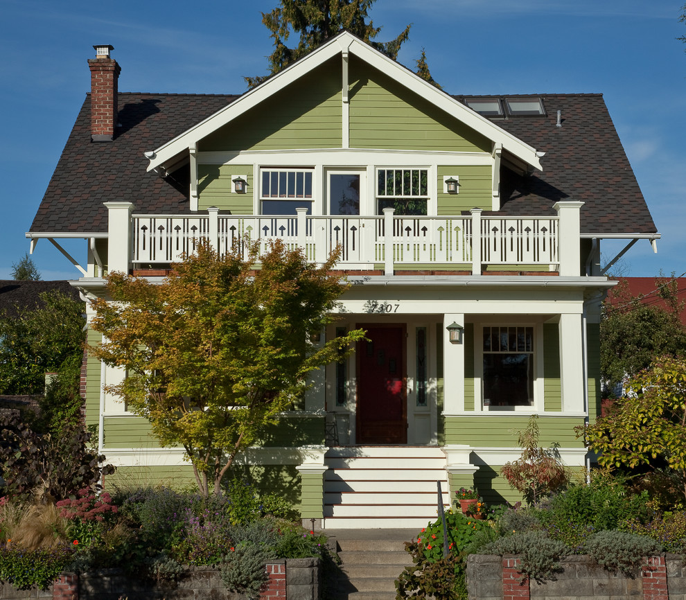 Идея дизайна: двухэтажный, деревянный, зеленый дом среднего размера в классическом стиле с двускатной крышей