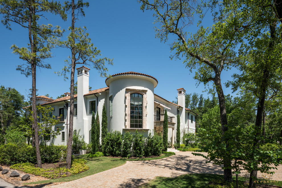 Großes, Zweistöckiges Mediterranes Einfamilienhaus mit Steinfassade, beiger Fassadenfarbe, Mansardendach und Schindeldach in Houston