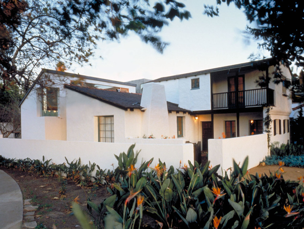 Diseño de fachada blanca tradicional renovada de tamaño medio con tejado de un solo tendido