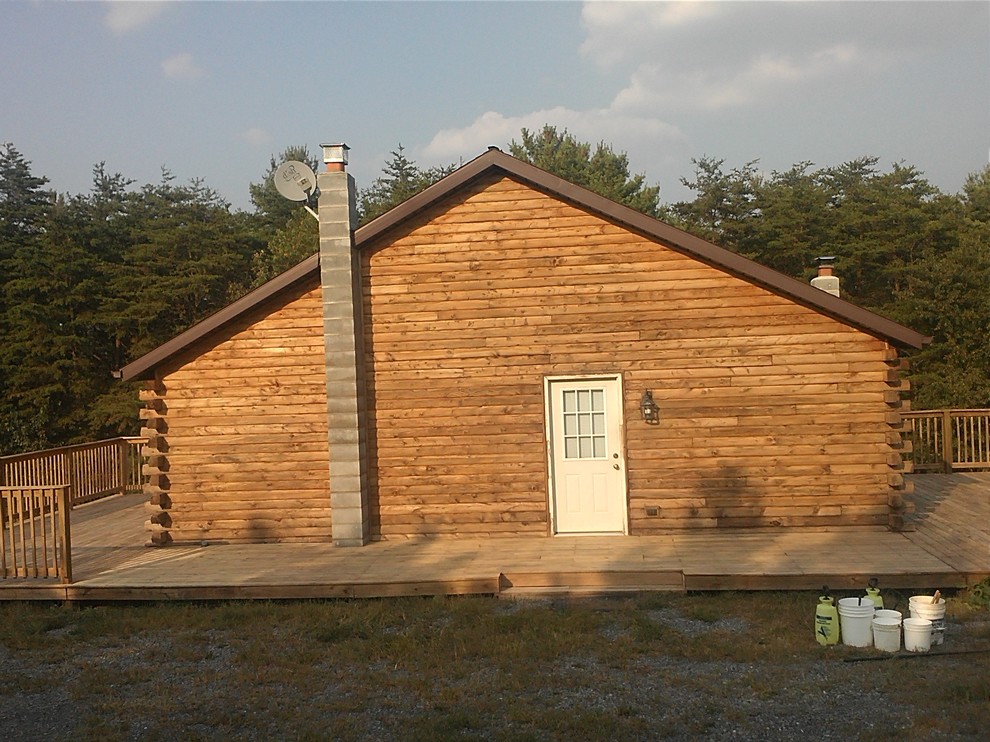 Exemple d'une façade de maison marron montagne en bois de taille moyenne et de plain-pied avec un toit à deux pans.