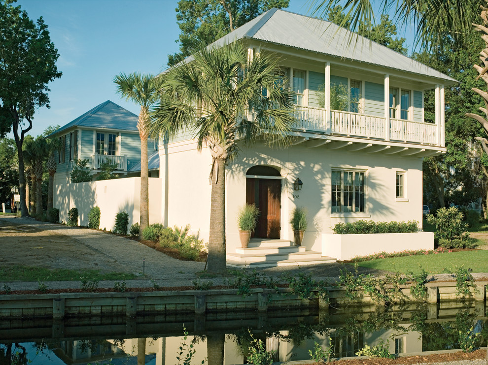 Immagine della facciata di una casa tropicale a due piani
