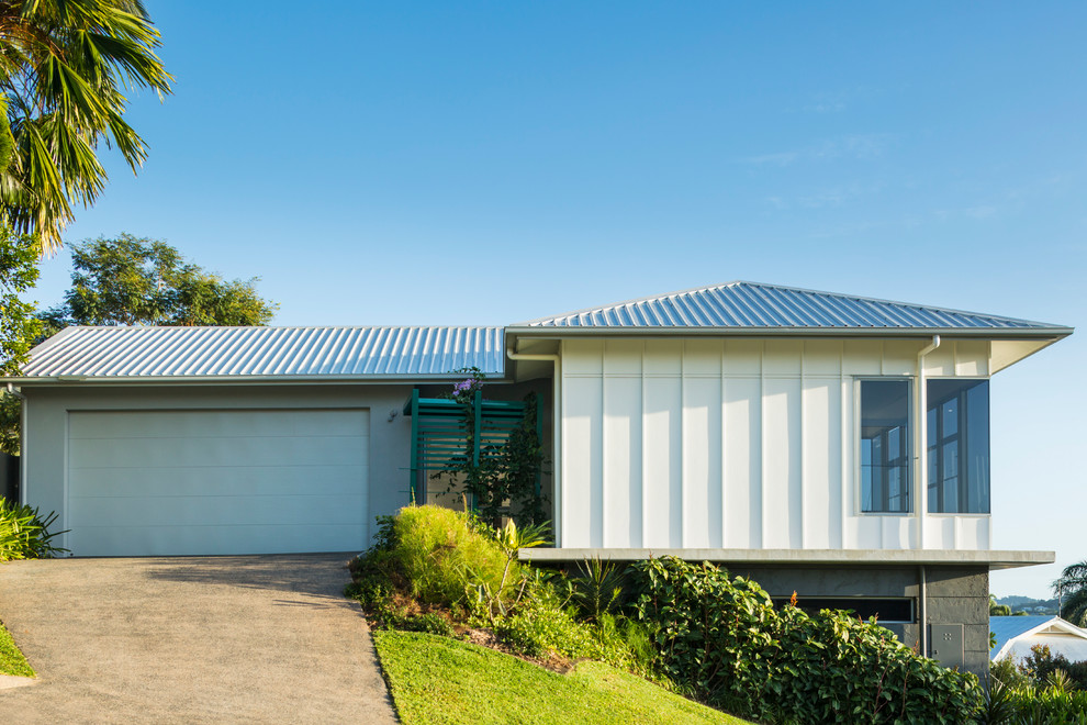 Mittelgroßes, Zweistöckiges Modernes Haus mit Mix-Fassade, weißer Fassadenfarbe, Halbwalmdach und Blechdach in Cairns