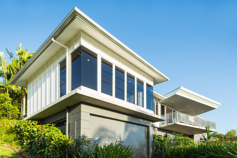 Mittelgroßes, Zweistöckiges Modernes Haus mit Mix-Fassade, weißer Fassadenfarbe, Halbwalmdach und Blechdach in Cairns