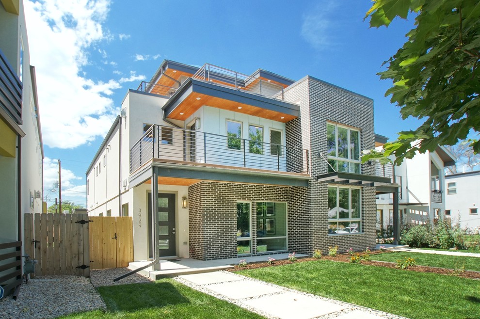 Ejemplo de fachada de casa marrón contemporánea de tamaño medio de tres plantas con revestimiento de ladrillo y tejado plano