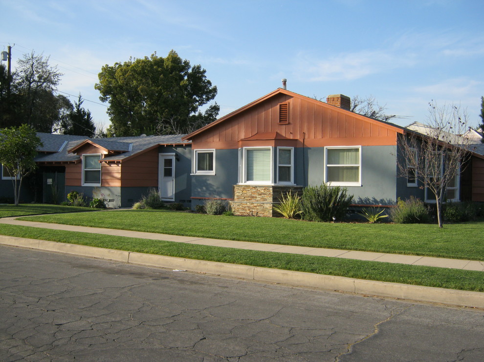 Example of a mid-sized transitional blue one-story mixed siding gable roof design in Los Angeles