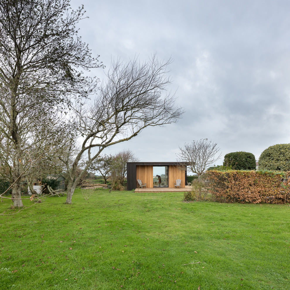 Kleine, Einstöckige Moderne Holzfassade Haus mit Flachdach in Kanalinseln