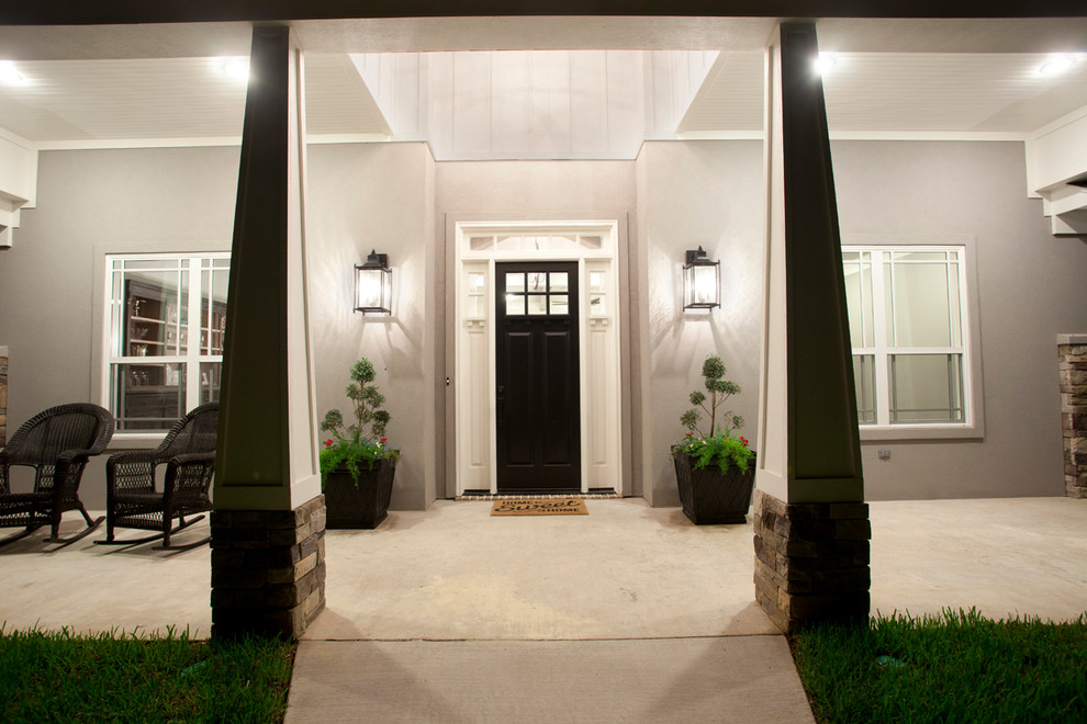 Пример оригинального дизайна: большой, одноэтажный, серый дом в стиле кантри с облицовкой из цементной штукатурки и вальмовой крышей