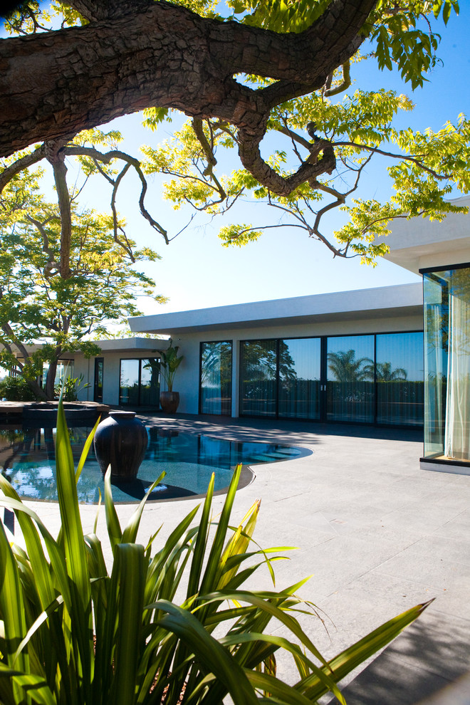 Einstöckiges, Geräumiges Modernes Einfamilienhaus mit Glasfassade, weißer Fassadenfarbe und Flachdach in Los Angeles