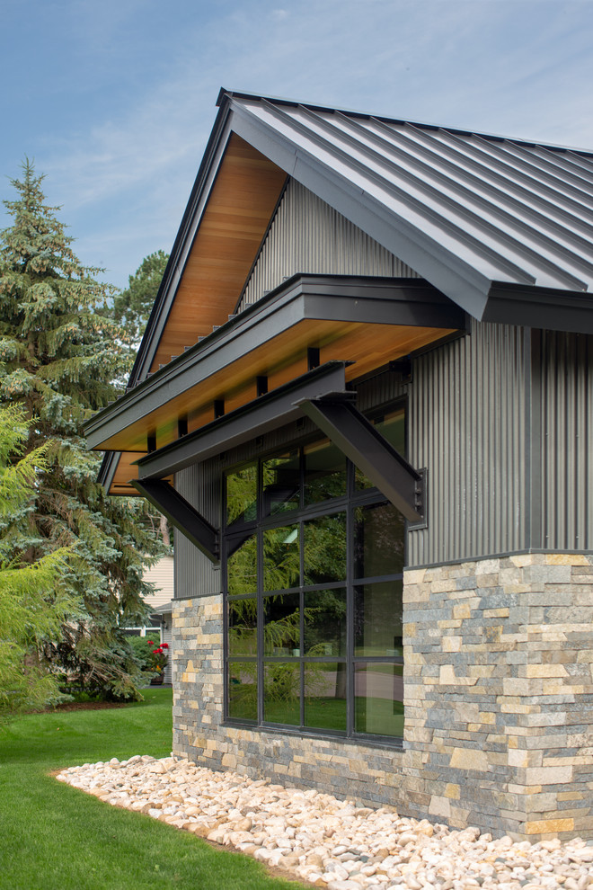 Diseño de fachada de casa minimalista extra grande de dos plantas con revestimiento de metal y tejado de varios materiales