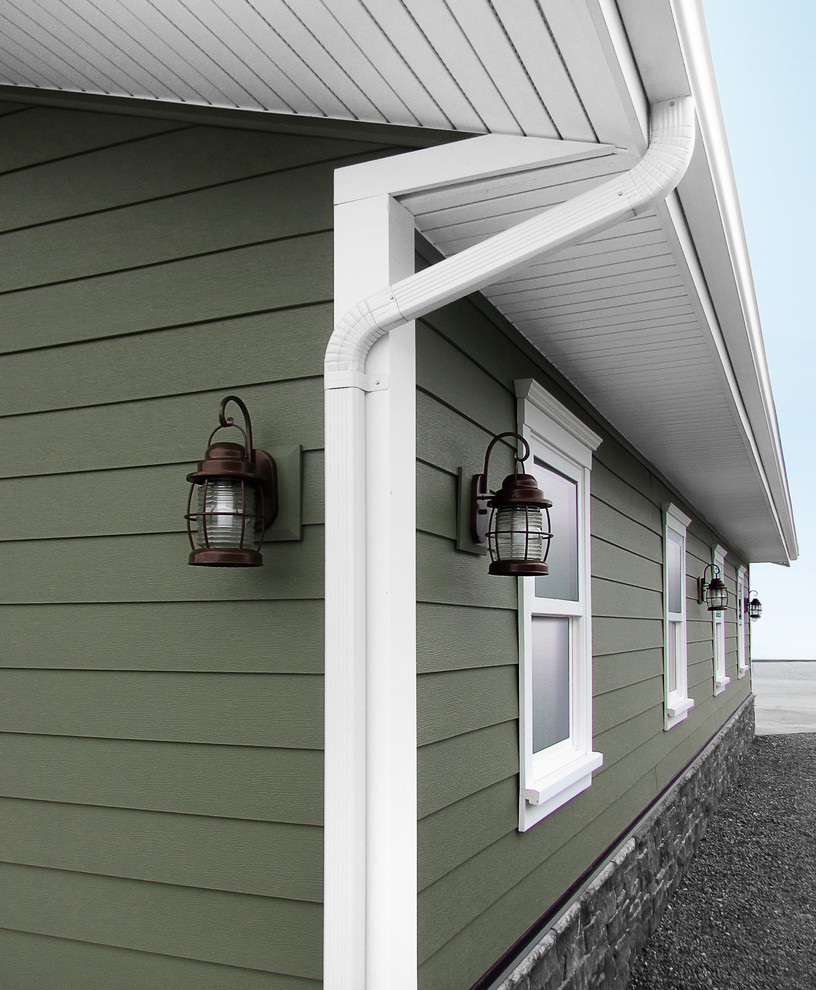 Diseño de fachada de casa verde rural de tamaño medio de dos plantas con revestimiento de vinilo