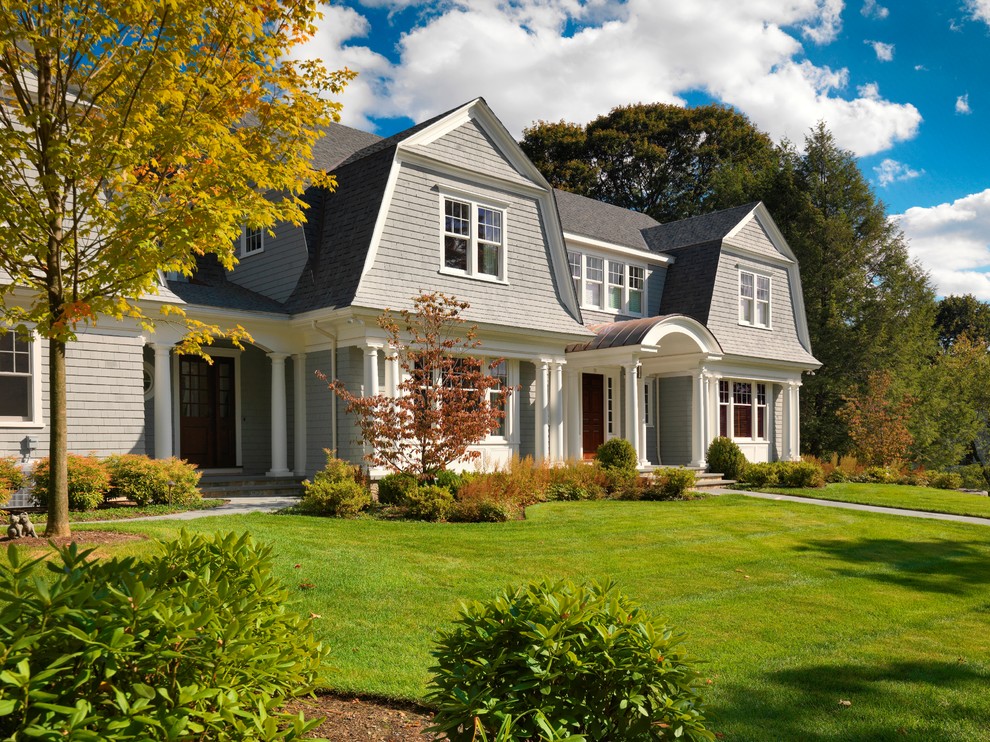 Exemple d'une façade de maison chic.