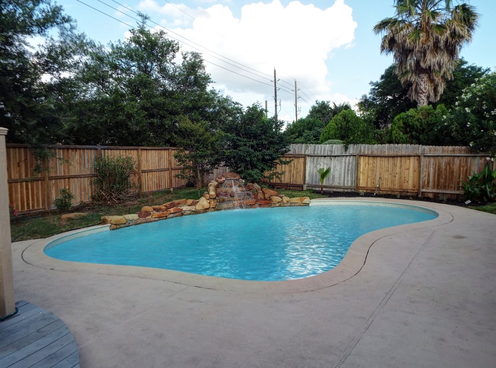 Medium sized classic swimming pool in Houston.