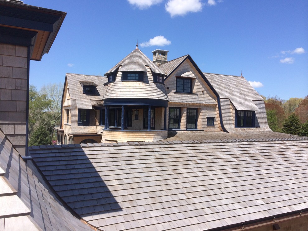 Idée de décoration pour une très grande façade de maison beige champêtre en bois à deux étages et plus avec un toit de Gambrel et un toit en shingle.