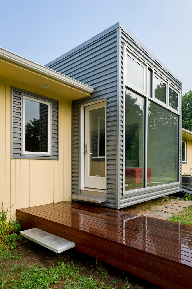 Idéer för ett litet modernt grått hus, med allt i ett plan, metallfasad och platt tak