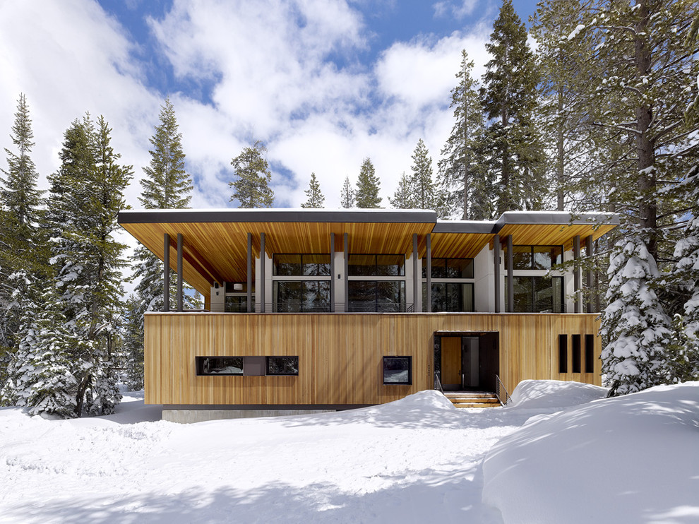 Idées déco pour une façade de maison contemporaine en bois avec un toit plat.