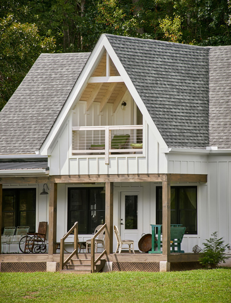 Immagine della villa piccola bianca country con tetto a capanna e copertura a scandole