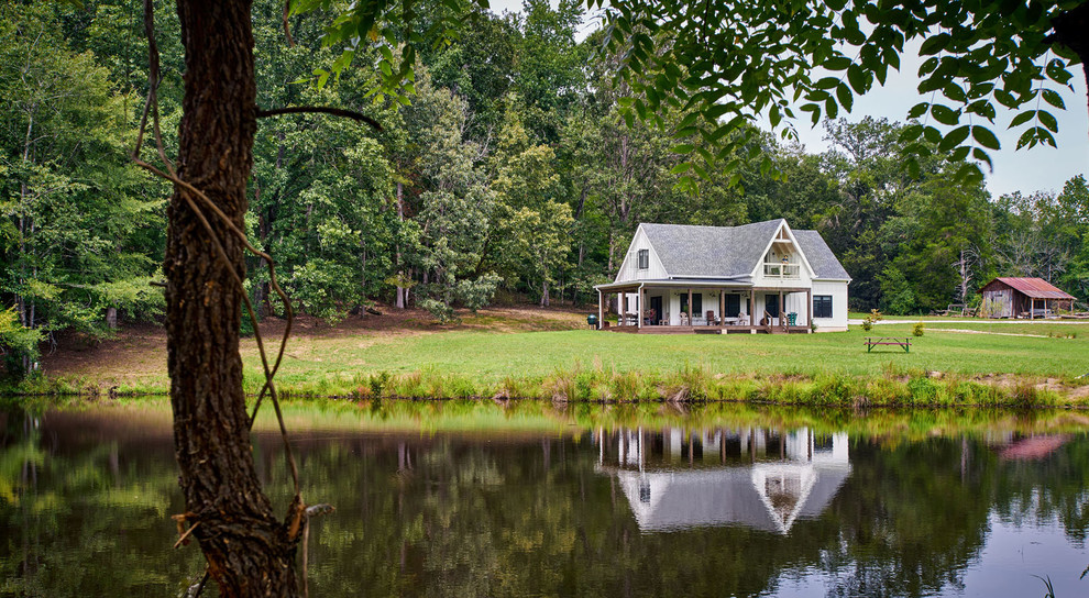 Foto de fachada de casa blanca de estilo de casa de campo pequeña con tejado a dos aguas y tejado de teja de madera