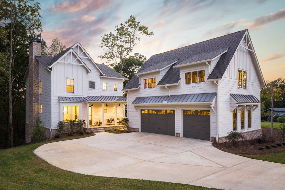 Modelo de fachada de casa blanca de estilo de casa de campo de dos plantas con revestimiento de aglomerado de cemento, tejado a dos aguas y tejado de teja de madera