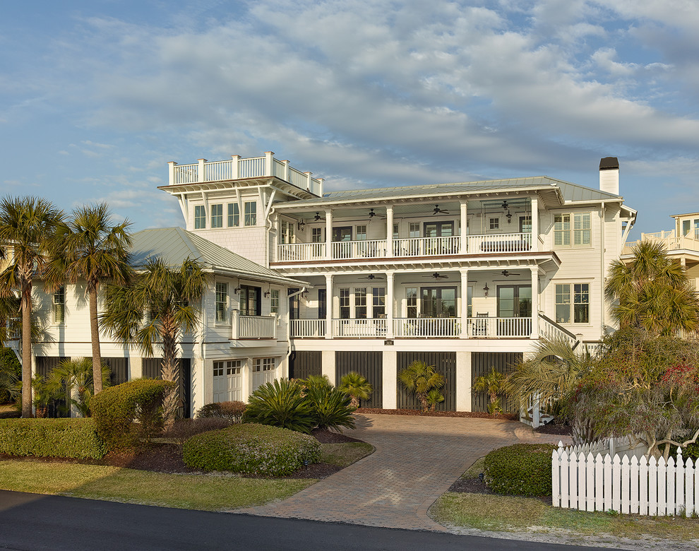 Dreistöckiges Maritimes Haus mit weißer Fassadenfarbe und Blechdach in Charleston