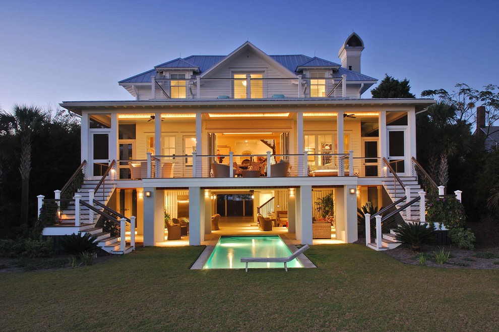 Свежая идея для дизайна: трехэтажный, белый частный загородный дом в морском стиле с металлической крышей - отличное фото интерьера
