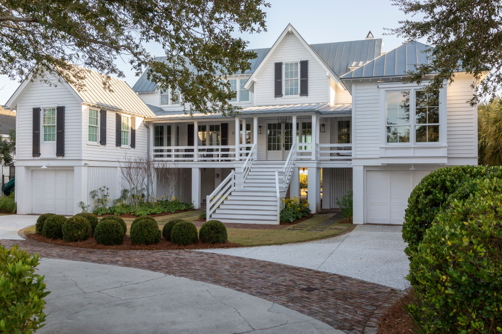 Großes, Dreistöckiges Maritimes Haus mit weißer Fassadenfarbe, Satteldach und Blechdach in Charleston
