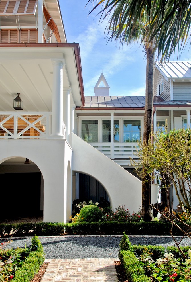 Großes, Zweistöckiges Haus mit Mix-Fassade und weißer Fassadenfarbe in Charleston
