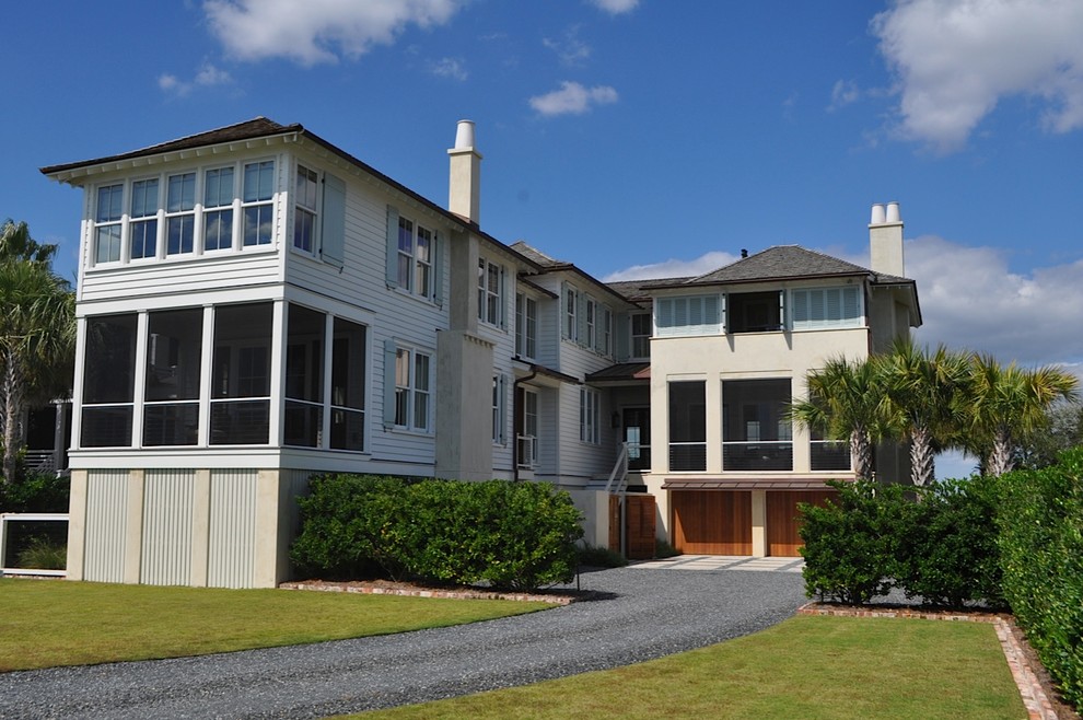 Zweistöckiges Maritimes Haus mit Mix-Fassade, weißer Fassadenfarbe und Walmdach in Charleston