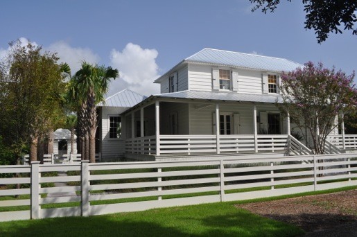 Immagine della facciata di una casa bianca stile marinaro a due piani con rivestimento in legno e tetto a padiglione