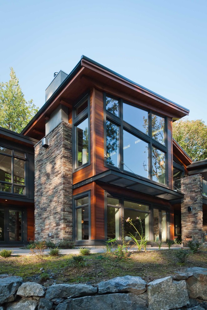 シアトルにある高級なトラディショナルスタイルのおしゃれな家の外観 (混合材サイディング、マルチカラーの外壁、緑化屋根) の写真