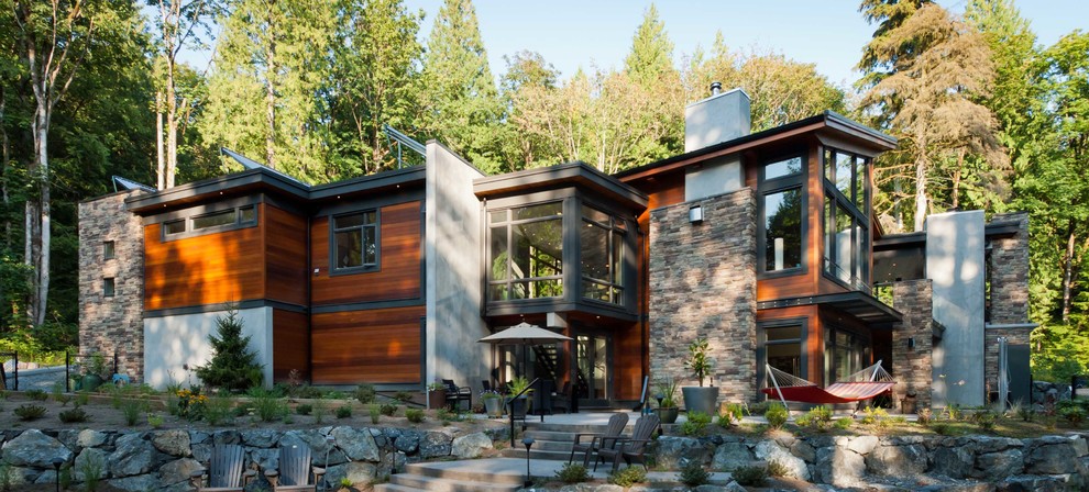 シアトルにある高級なトラディショナルスタイルのおしゃれな家の外観 (混合材サイディング、マルチカラーの外壁、緑化屋根) の写真