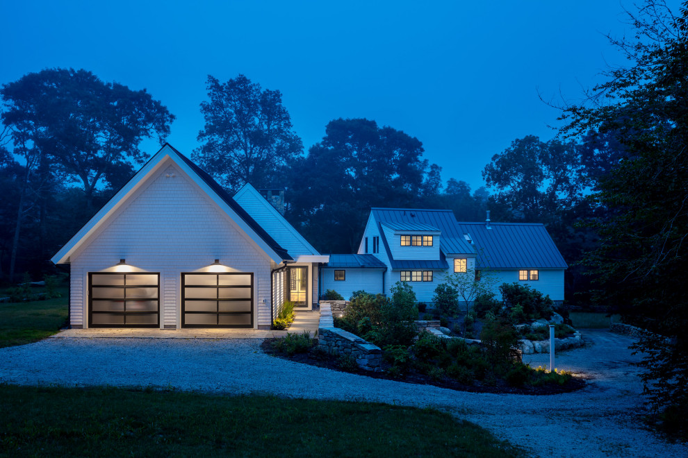 Foto de fachada de casa blanca de estilo de casa de campo grande de dos plantas con revestimiento de madera, tejado a dos aguas y tejado de metal