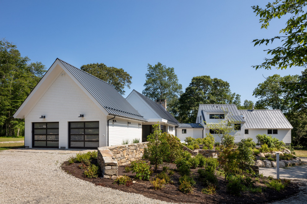 Esempio della villa bianca country a due piani di medie dimensioni con rivestimento in legno, tetto a capanna e copertura in metallo o lamiera