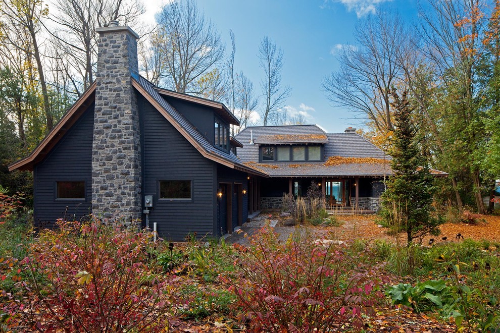 Inspiration pour une façade de maison chalet en bois.