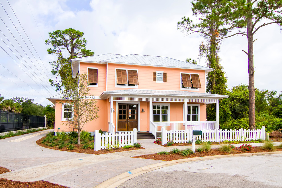 Zweistöckiges, Großes Maritimes Einfamilienhaus mit Vinylfassade, Halbwalmdach, Blechdach und oranger Fassadenfarbe in Jacksonville