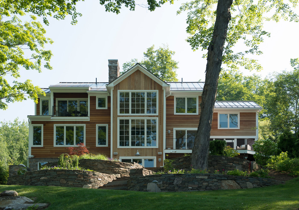 Mittelgroße, Zweistöckige Klassische Holzfassade Haus mit brauner Fassadenfarbe und Walmdach in Boston
