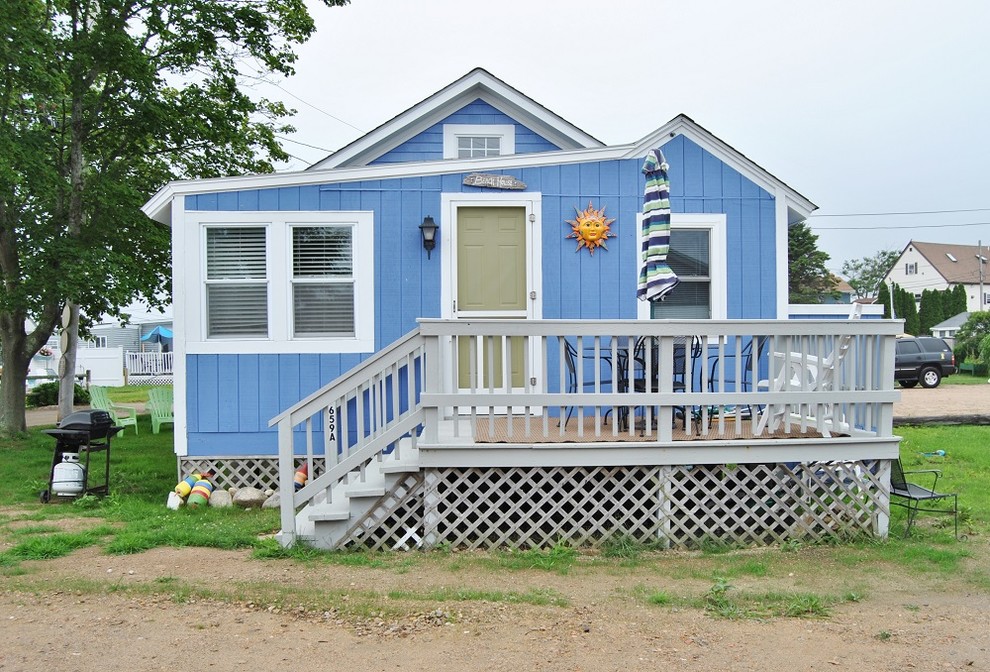 Kleine, Einstöckige Maritime Holzfassade Haus mit blauer Fassadenfarbe in Providence