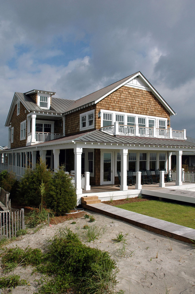 Пример оригинального дизайна: двухэтажный, деревянный дом среднего размера в морском стиле с двускатной крышей и металлической крышей