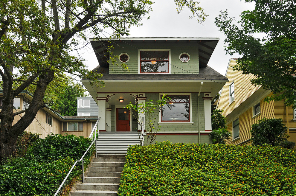 Пример оригинального дизайна: двухэтажный, зеленый дом в стиле кантри