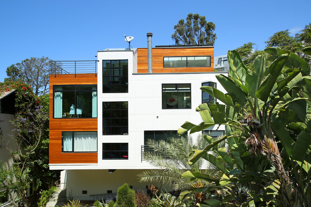 Ejemplo de fachada de casa blanca minimalista grande de tres plantas con revestimientos combinados y tejado plano